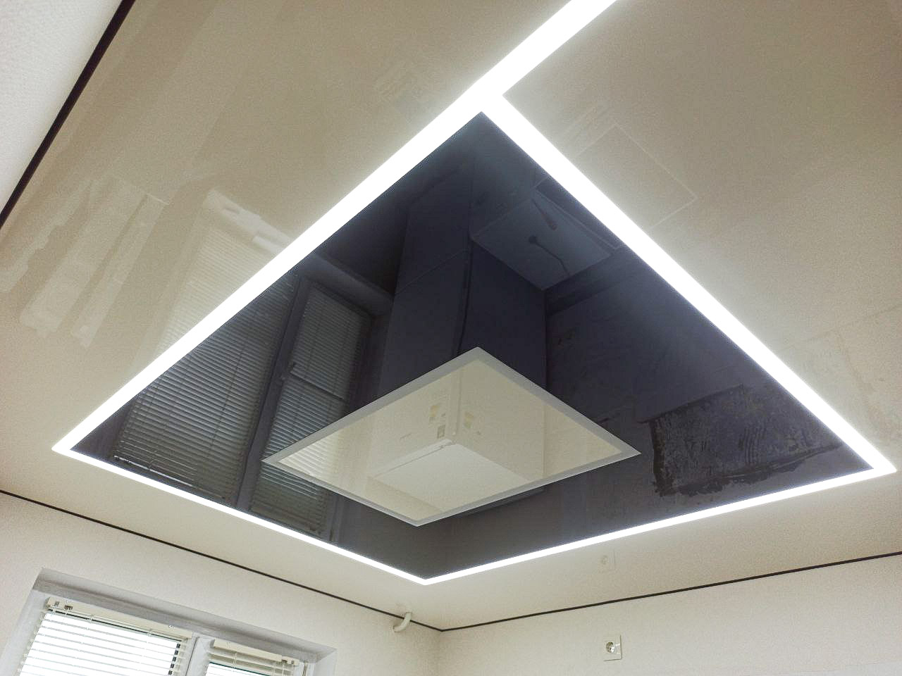 Натяжной потолок с подсветкой и комбинацией цветов
