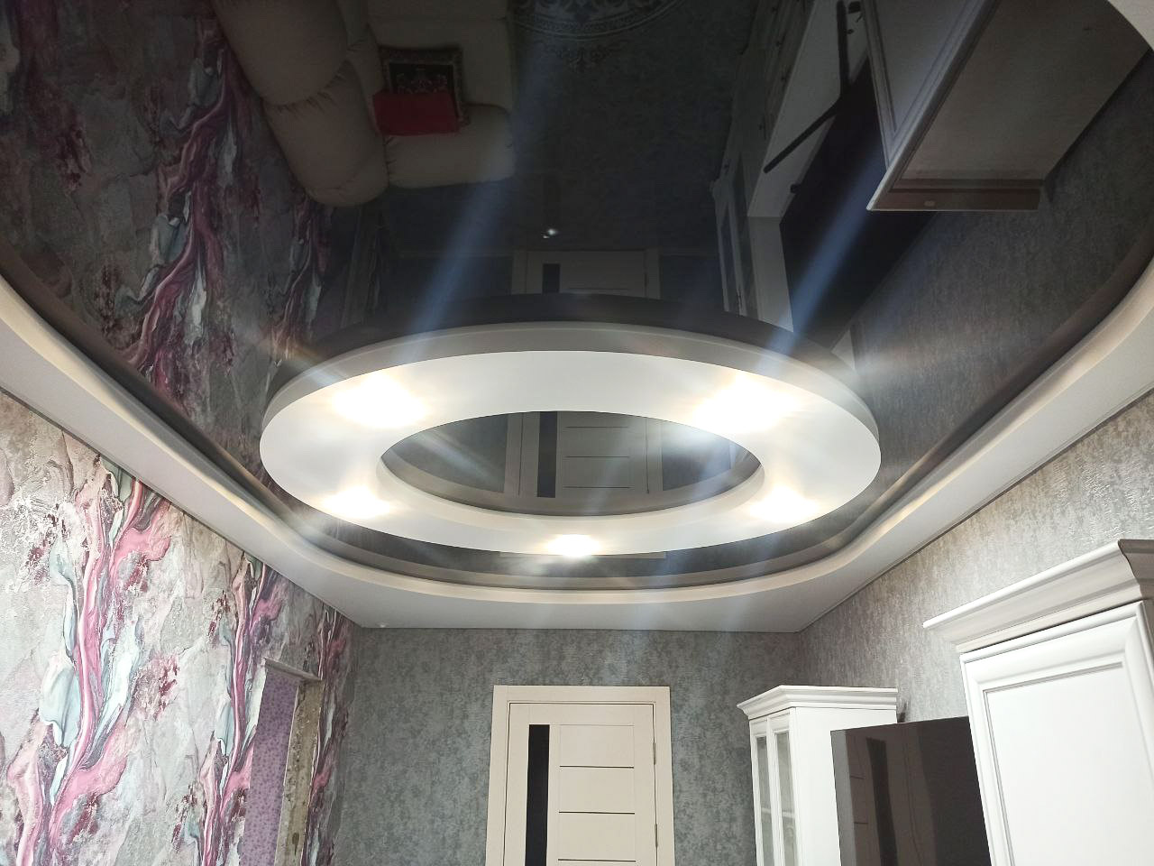 Многоуровневый натяжной потолок в гостиной с подсветкой.