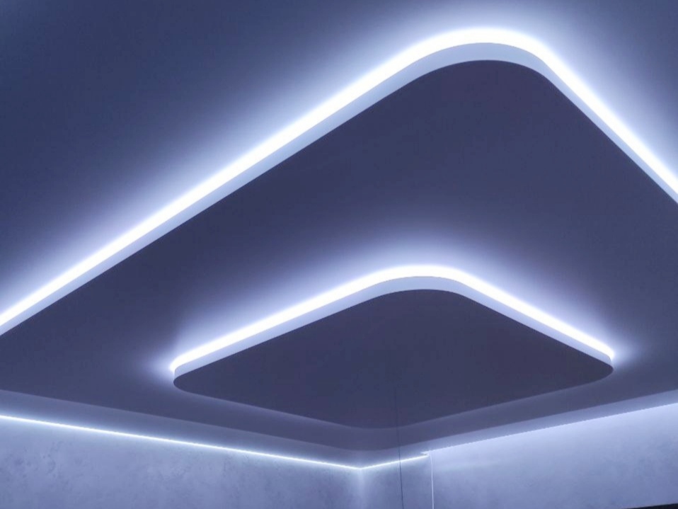 Обзор многоуровневого натяжного потолка с подсветкой.